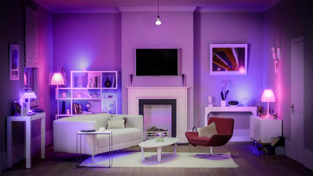 bombillas-inteligentes-hogar sala iluminada por bombillas inteligentes en luz rosa y morada