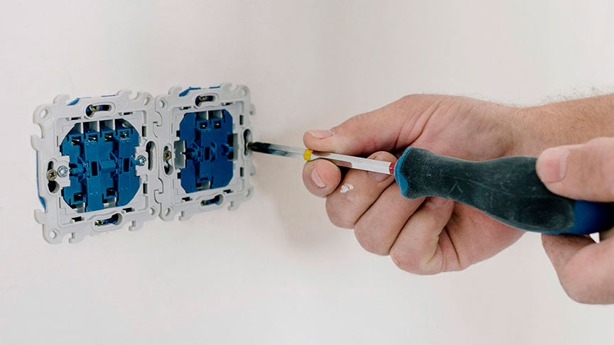 instalacion-interruptores atornillando dos interruptores