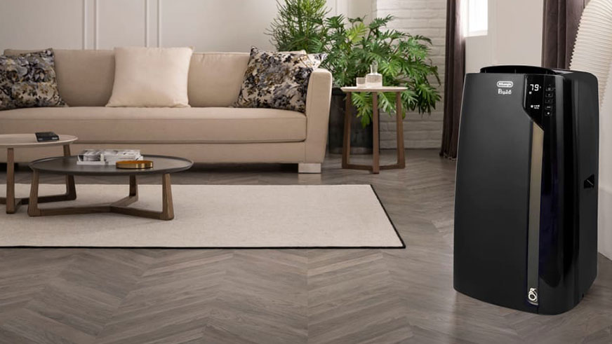 aires-acondicionados-portatiles-2021 Uno de los aires acondicionados portátiles de la marca Delonghi en color negro ubicado en el salón