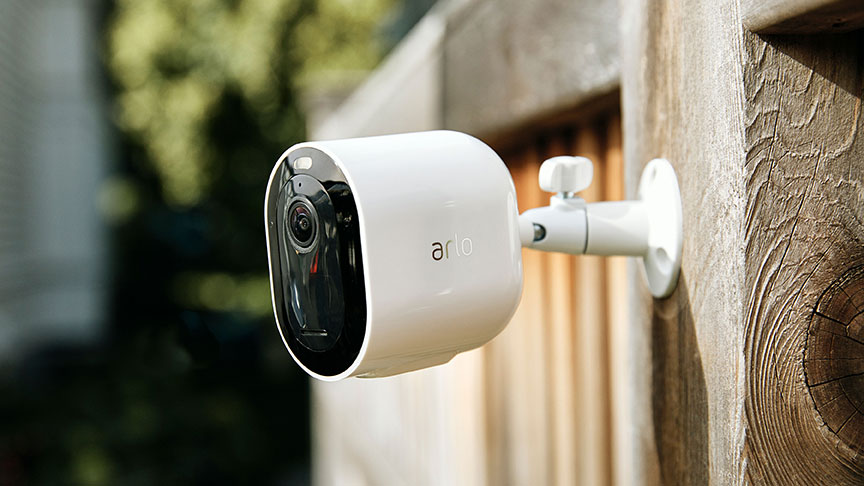 camara-vigilancia-arlo cámara de vigilancia exterior Arlo blanca y negra colocada en la valla de madera