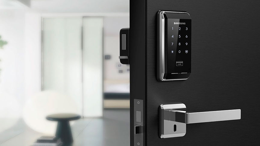 cerradura-electrica-puerta cerradura eléctrica samsung negra a la entrada del hogar