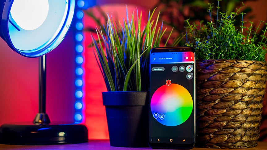 color-luz bombilla inteligente controlada mediante un teléfono móvil