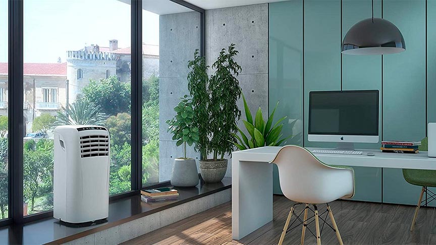 climatizador-evaporativo-oficina Climatizador evaporativo blanco ubicado en una oficina con vistas a la ciudad