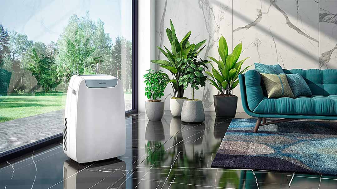 climatizadores-evaporativos Uno de los climatizadores evaporativos blanco en el salón con vistas al jardín