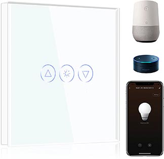 Interruptor inteligente blanco acompañado de un teléfono móvil y un altavoz inteligente