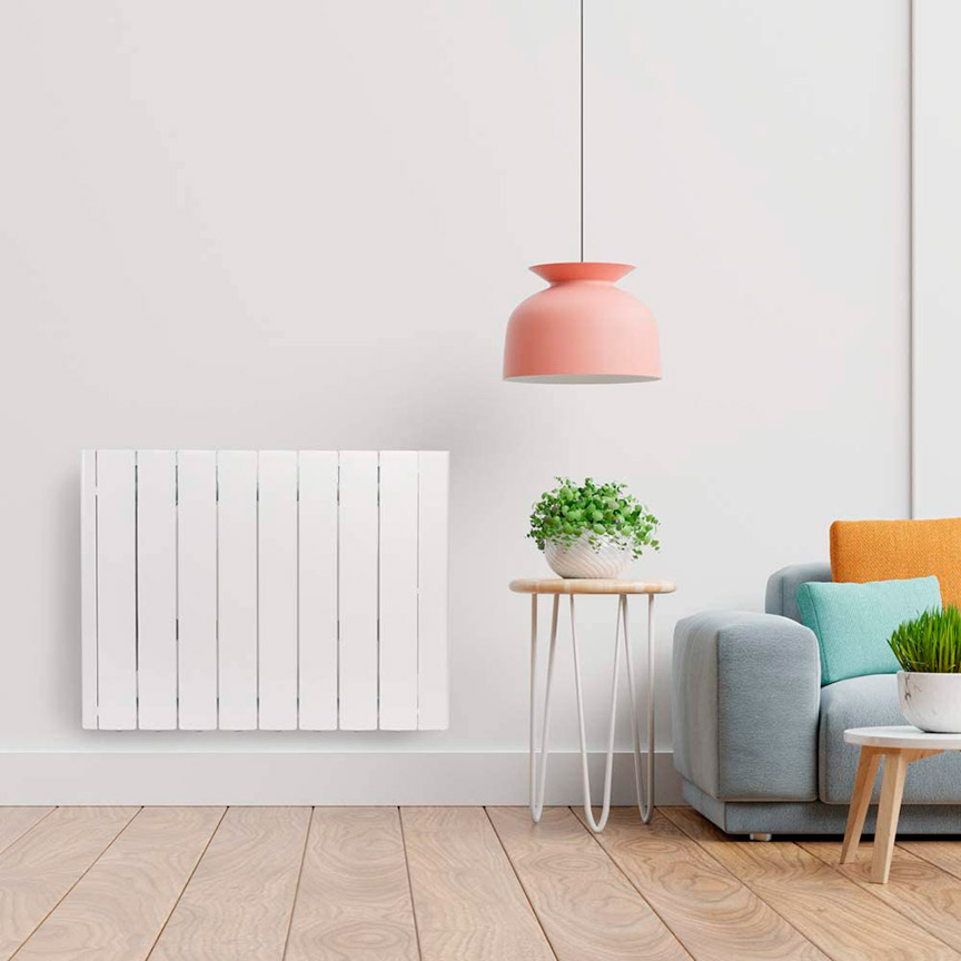 Radiador eléctrico blanco ubicado en el salón