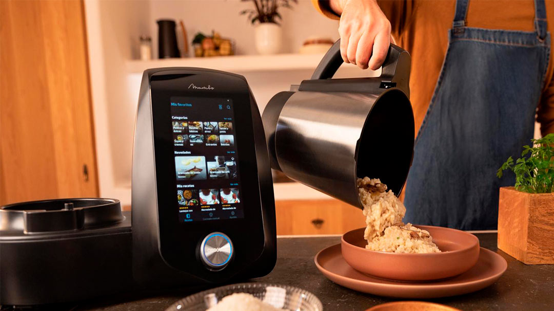 analisis-mambo-12090 hombre cocinando con el robot de cocina Cecotec Mambo 12090