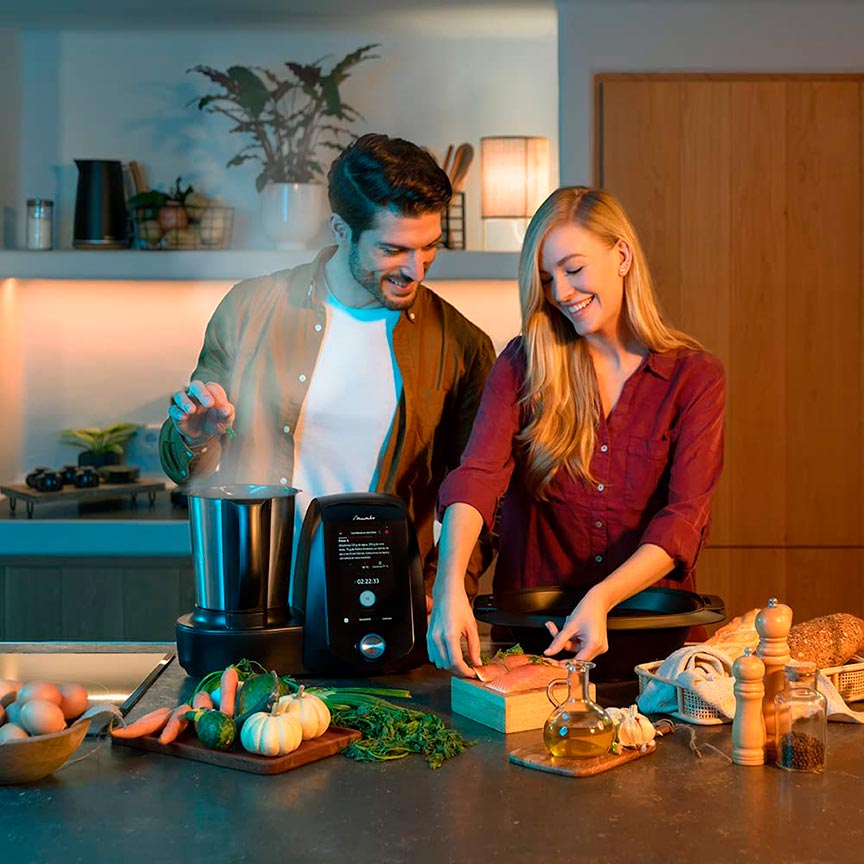 cocina-mambo-12090 pareja cocinando con el robot de cocina Mambo 12090