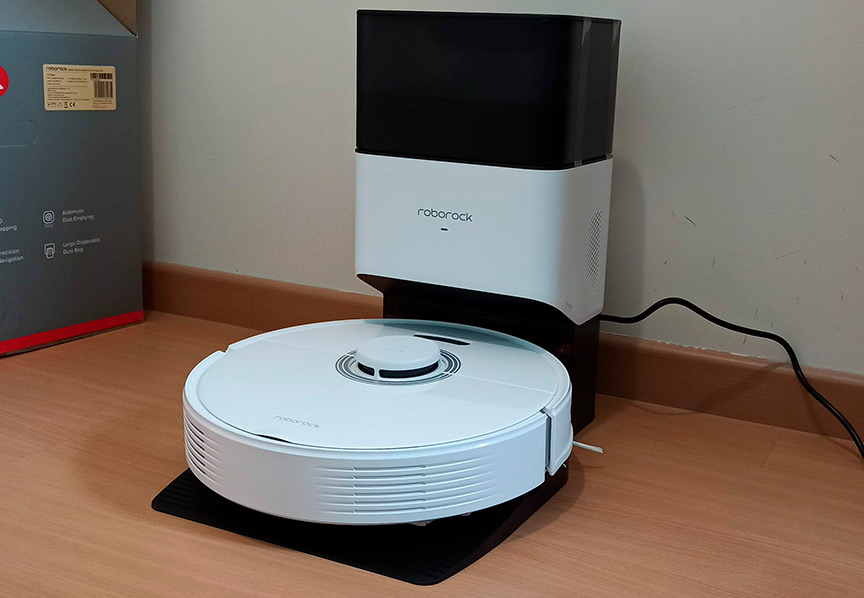 opinion-roborock-q7-max Robot aspirador Roborock Q7 Max+ en su estación de carga