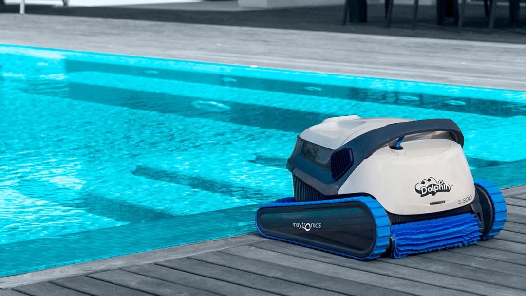 robots-limpiafondos-piscina Uno de los robots limpiafondos de piscina Dolphin
