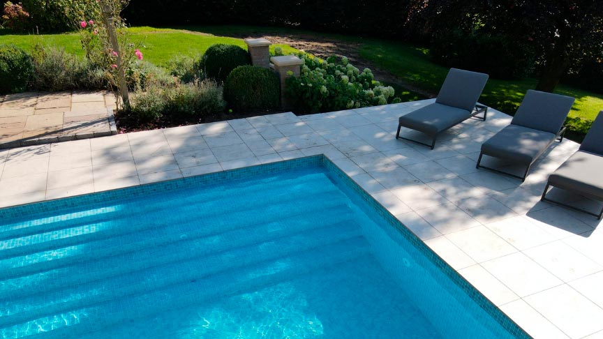 piscina-mantenimiento entrada a la piscina en el jardín y unas tumbonas
