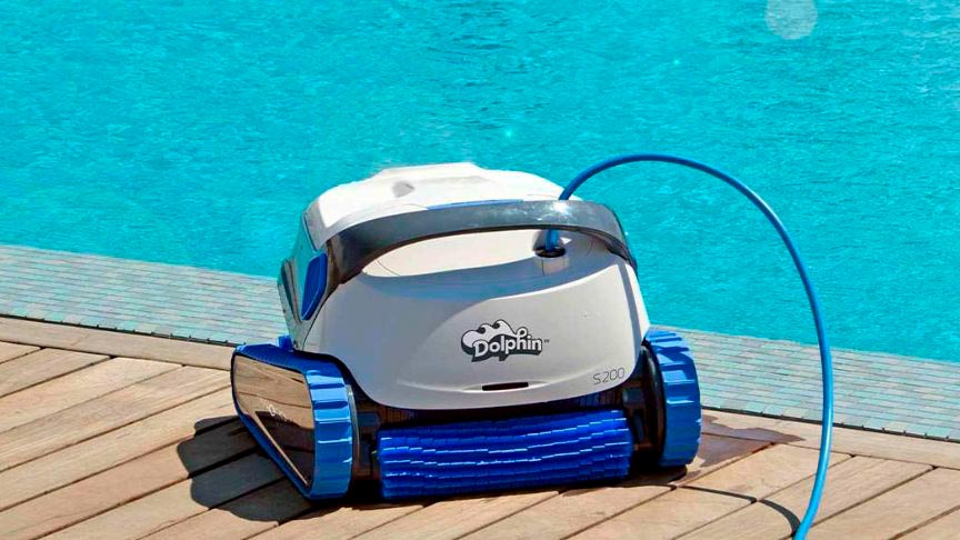 tecnologia-piscina robot limpia fondos al borde de la piscina