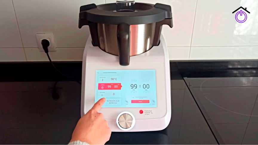 cocina-manual-monsieur-cuisine interactuando con la pantalla de el Robot de cocina de Lidl