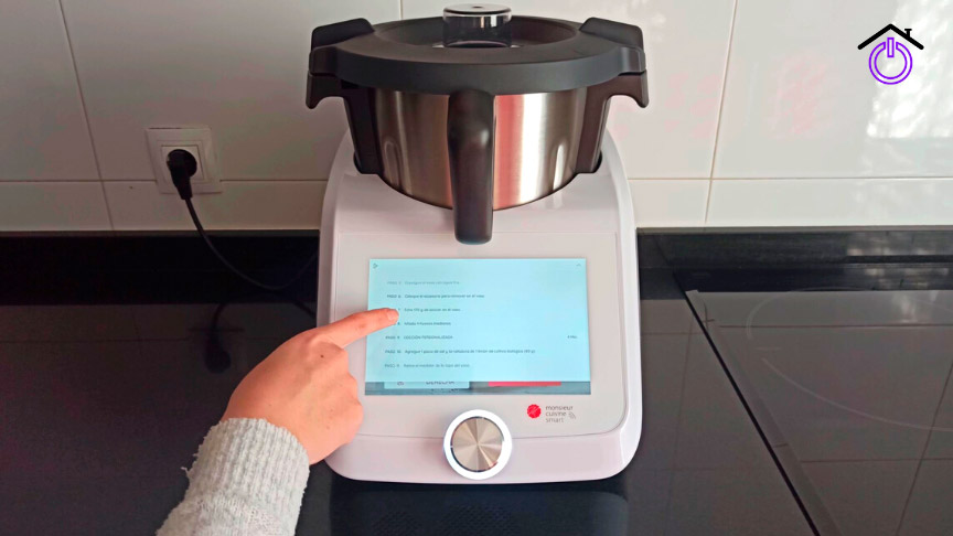 consultando pasos en la pantalla de la Monsieur Cuisine Smart