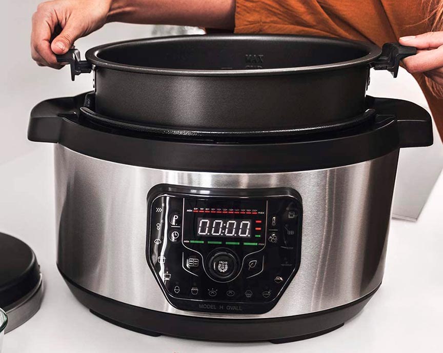 mantenimiento-olla-gm manipulando la cubeta interior de una Olla GM