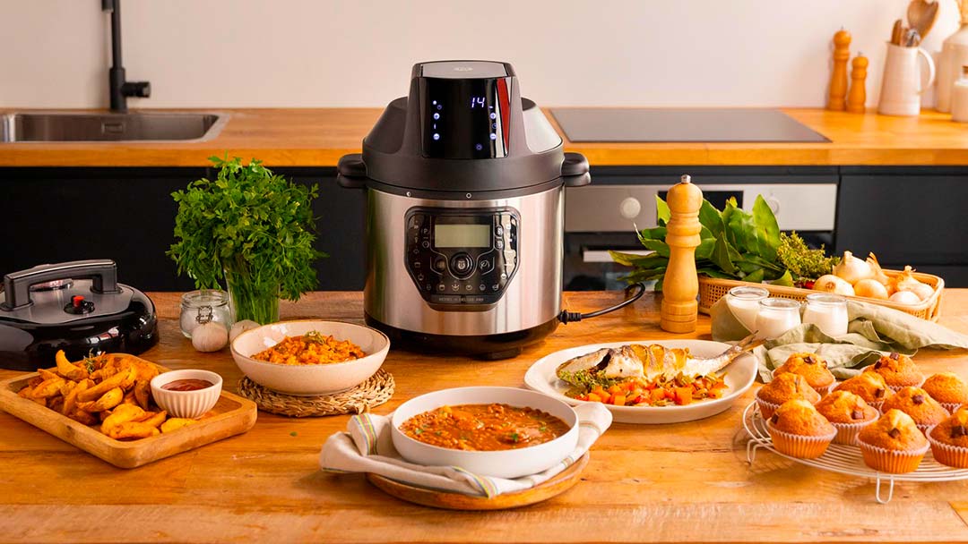 ollas-gm-comparativa una de las Ollas GM rodeada de comida en la encimera de la cocina