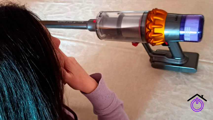 opinion-aspiradoras-dyson mujer con gesto de opinión sobre una de las aspiradoras Dyson sin cable