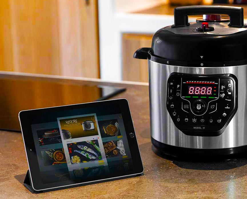 programar-olla-gm una de las Ollas GM junto una tablet mostrando recetas