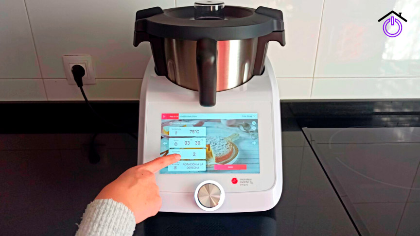 recetas-guiadas-monsieur interactuando con la pantalla táctil de la Monsieur Cuisine
