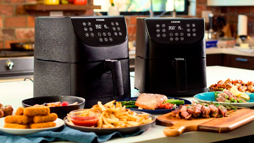consejos-freidoras-cosori freidoras de aire Cosori en la encimera de la cocina rodeadas de alimentos