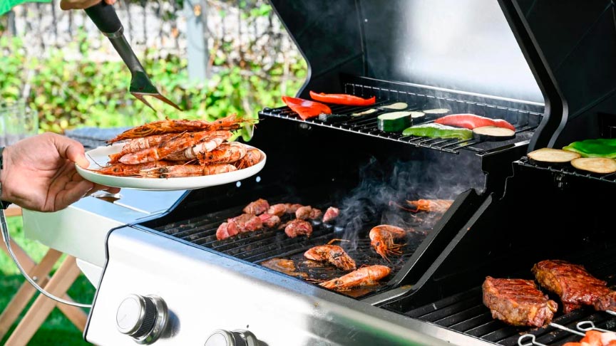 funcionamiento-barbacoas-gas cocinando los alimentos en la barbacoa de gas