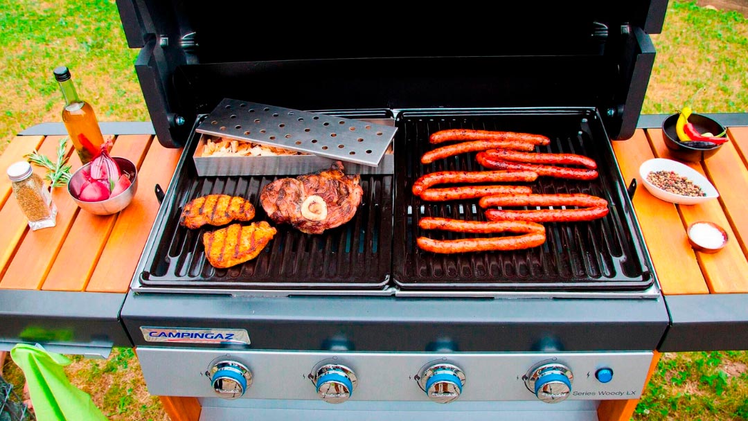 mejores-barbacoas-gas preparando la comida con una de las mejores barbacoas de gas