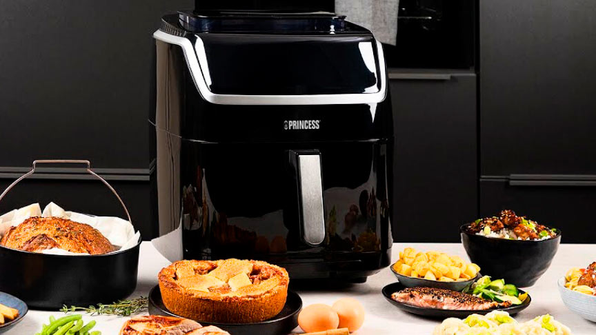 freidora de aire Princess negra en la cocina junto a los alimentos