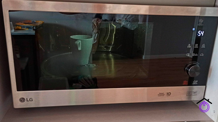 consejos-microondas horno microondas LG calentando una taza de café