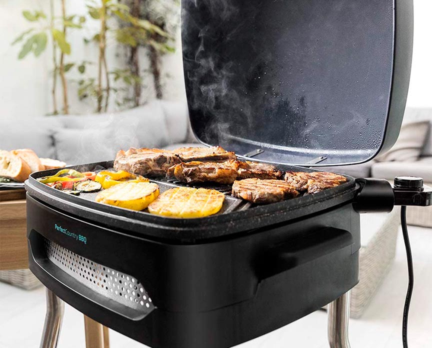 guia-barbacoas-electricas una de las barbacoas eléctricas de Cecotec cocinando los alimentos