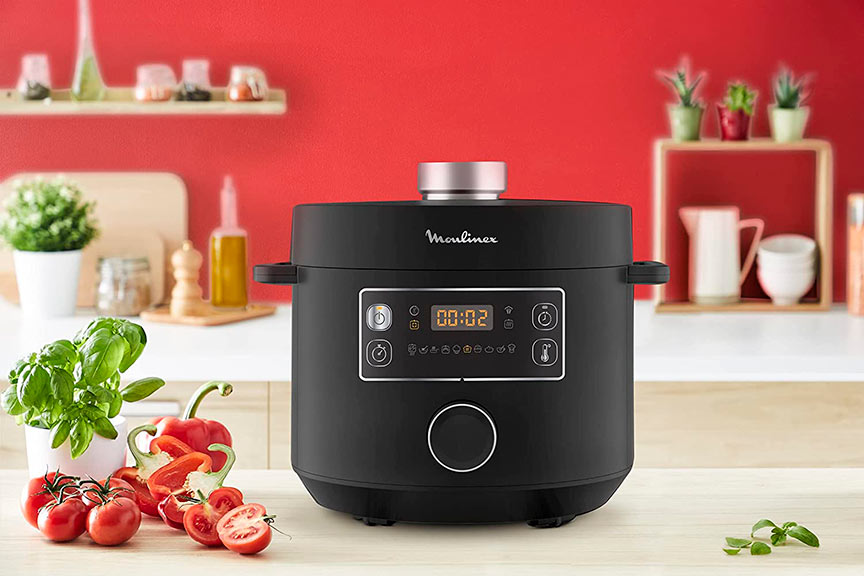 Olla eléctrica programable en la encimera de la cocina