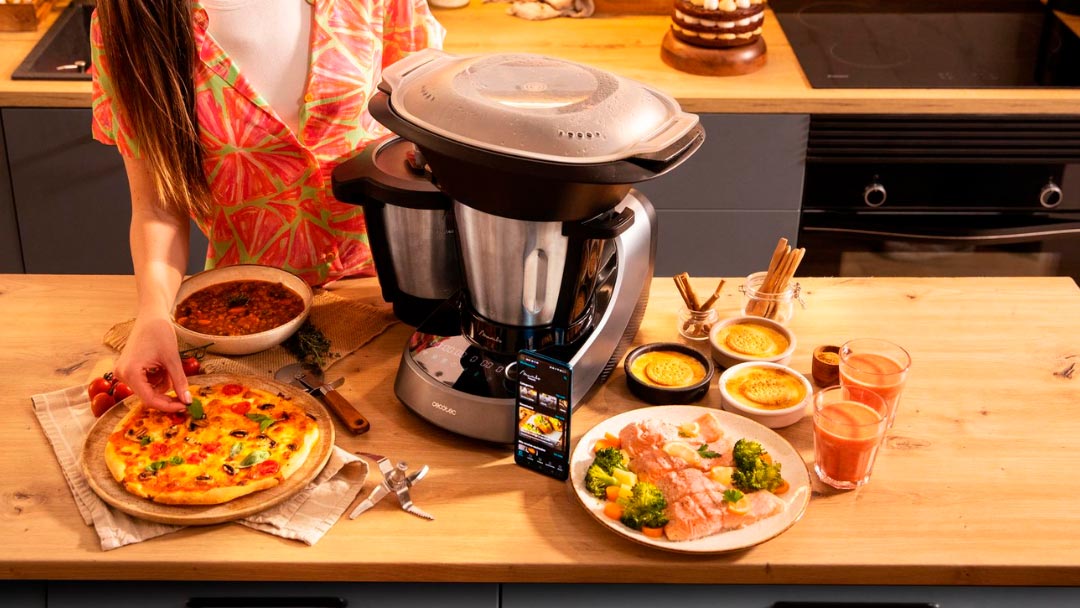 robots-cocina-cecotec uno de los mejores robots de cocina de Cecotec rodeado de alimentos