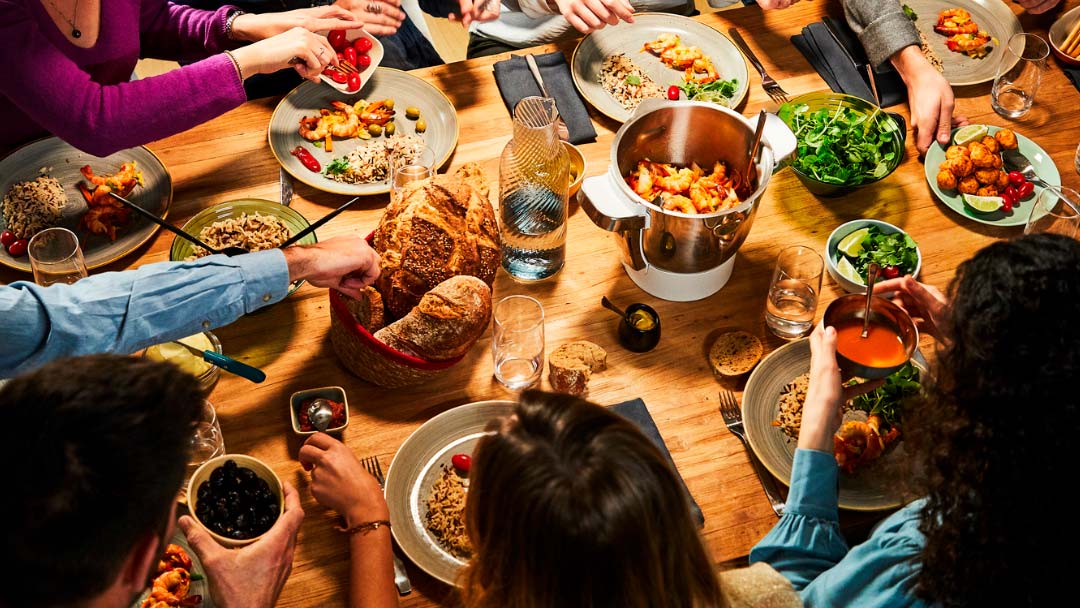 robots-cocina-moulinex personas sirviéndose la comida de la jarra de uno de los robots de cocina Moulinex