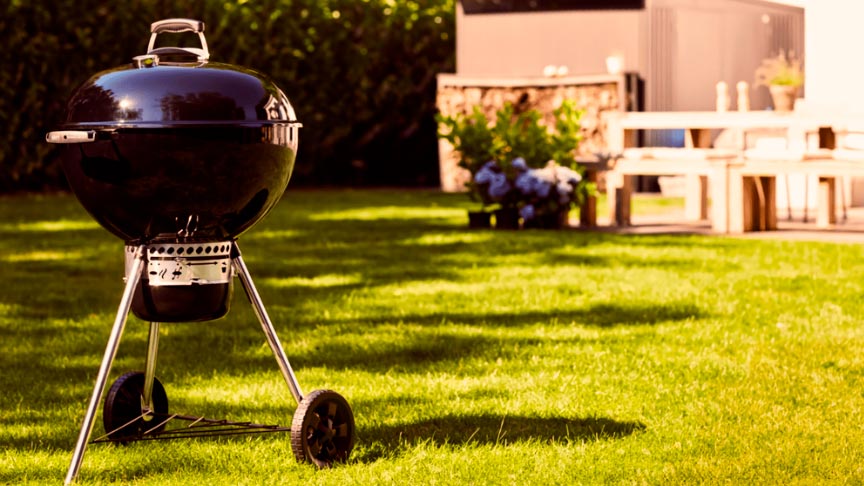 barbacoas-carbon-weber una de las barbacoas de carbon Weber en el jardín