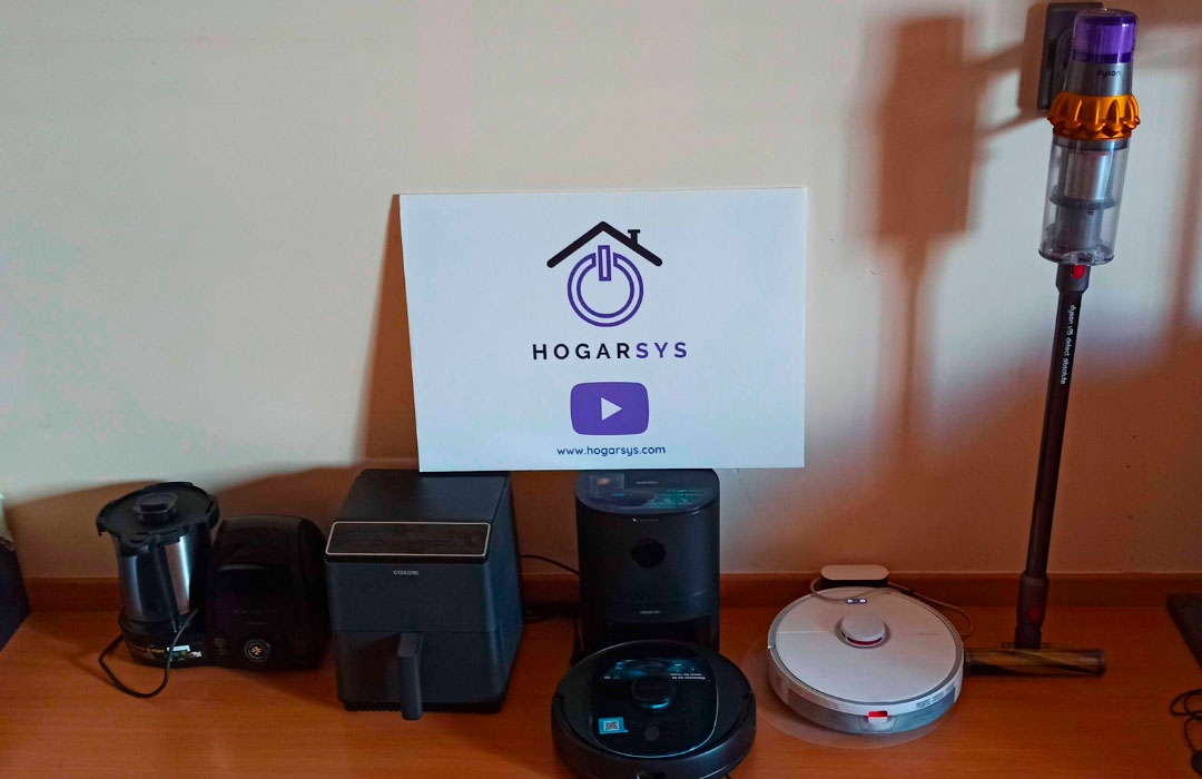 hogarsys-tecnologia productos tecnológicos para el hogar junto al cartel de Hogarsys