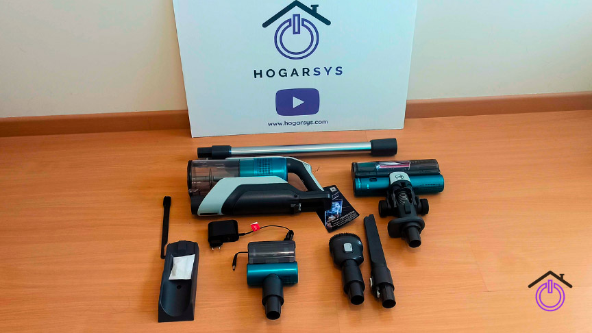 aspiradora escoba Hoover HF9 PET y sus accesorios junto al cartel de Hogarsys