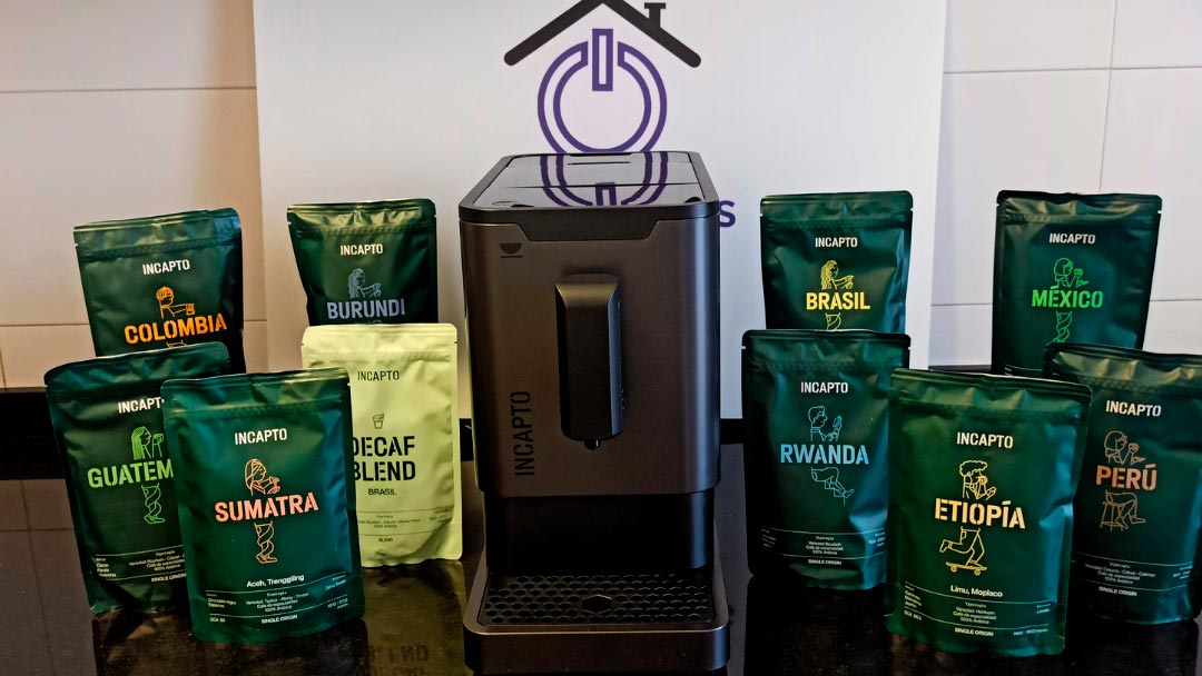 cafetera-incapto cafetera Incapto negra rodeada de cafés