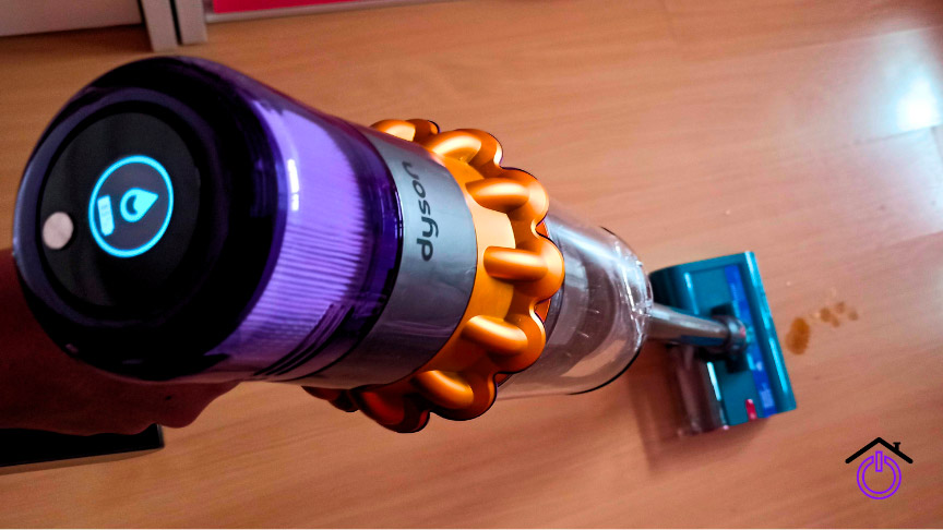 caracteristicas-v15s-detect-submarine fregando manchas de café con la aspiradora escoba friegasuelos Dyson V15s Detect Submarine