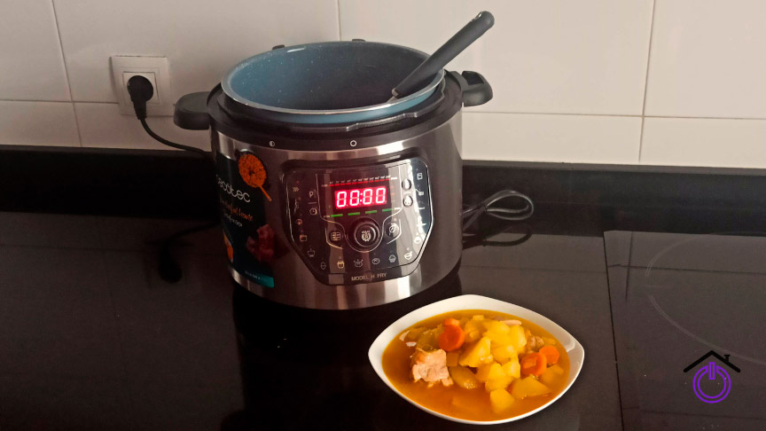 cocinando-olla-gm-h-fry Olla GM H Fry en la encimera de la cocina junto un plato de comida