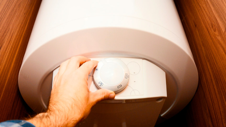 caldera-gas mano regulando la caldera de gas