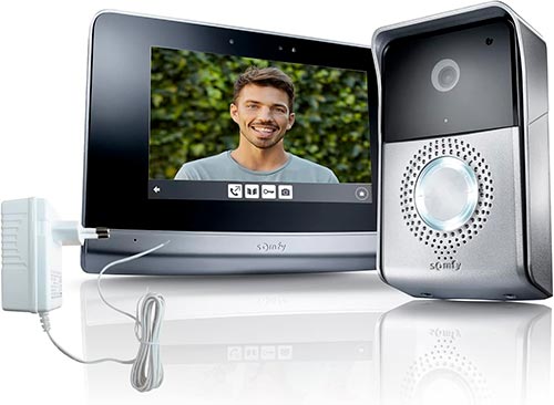 videoporteros Somfy de color gris mostrando la imagen de un hombre joven