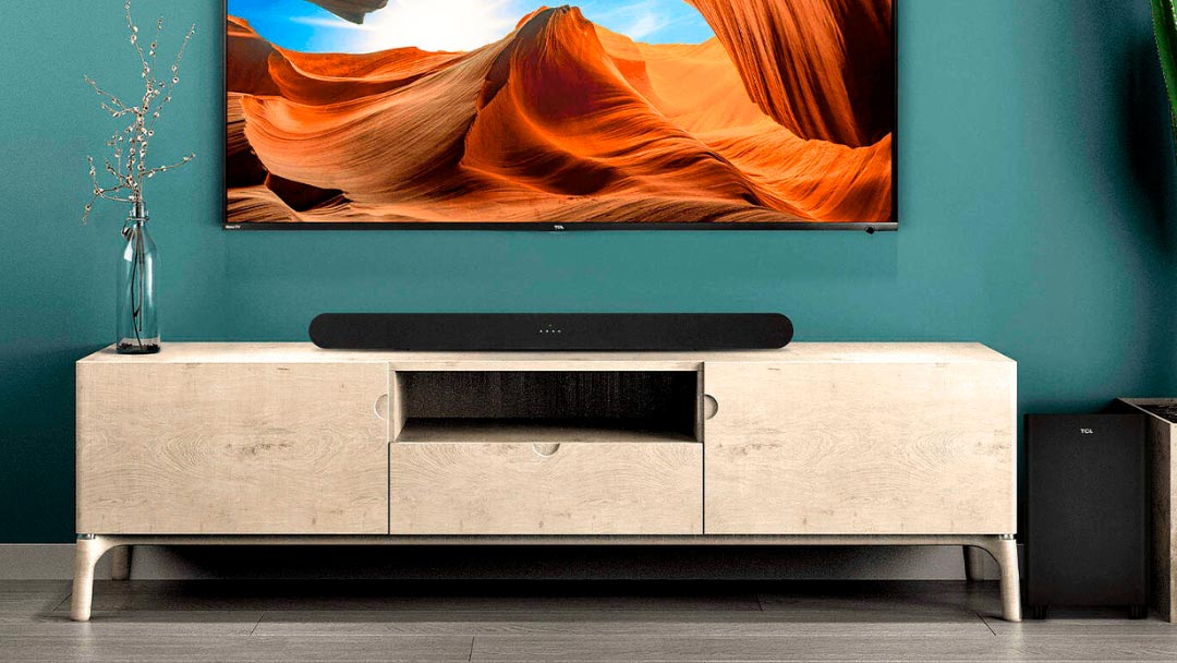 barras-sonido una de las barras de sonido sobre el mueble debajo de la televisión
