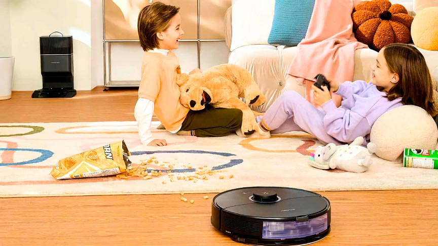 roborock-s8-potencia robot aspirador Roborock Serie S8 en color blanco aspirando la comida en la habitación de los niños