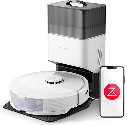 Roborock Q8 Max+ con su estación de vaciado y un smartphone