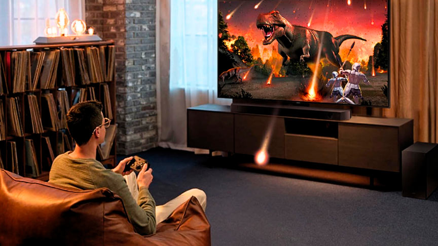 elegir-barra-sonido-samsung chico jugando a un videojuego en el televisor con la barra de sonido Samsung