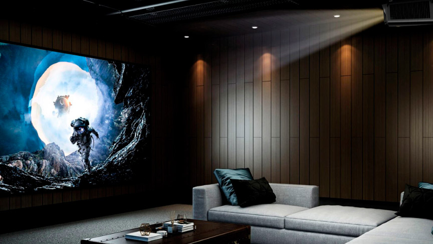 proyector reproduciendo película espacial en el salón