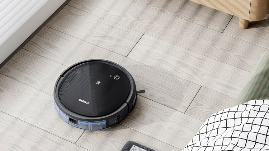 robot-aspirador-ecovacs-deebot robot aspirador Ecovacs Deebot en color negro aspirando el suelo de la habitación
