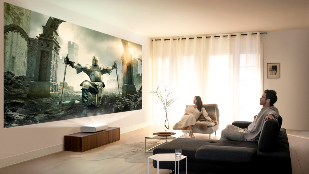 uno de los mejores proyectores 4K reproduciendo una película en el salón