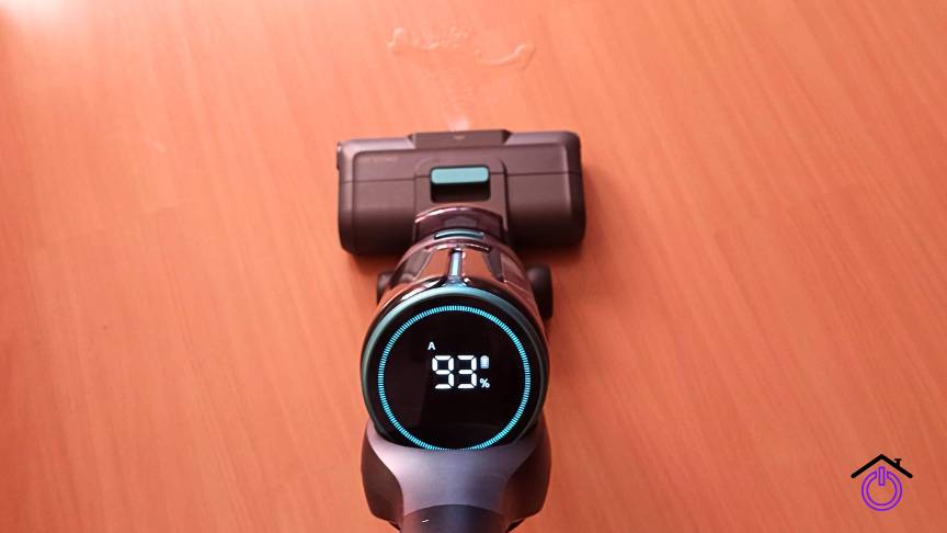 Fregona eléctrica Cecotec pulverizando