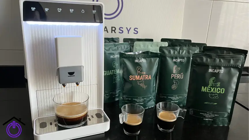 cafetera incapto aura con tazas y sobre de café