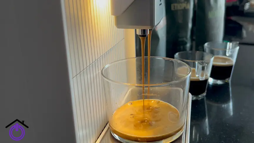 cafetera incapto aura preparando café